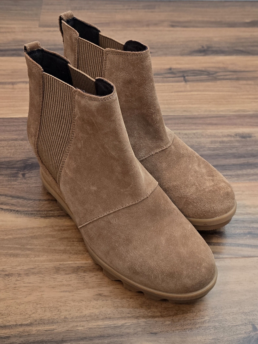 Sorel Joan of Arctic Wedge Chelsea Boots In Tan Suede, Size 11, Euc